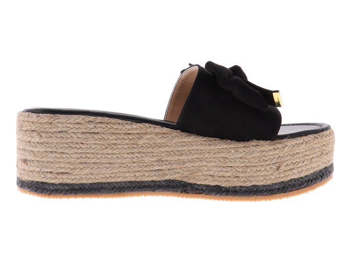 Sandalia de plataforma negra con moño decorativo y suela de yute tejido en color beige.