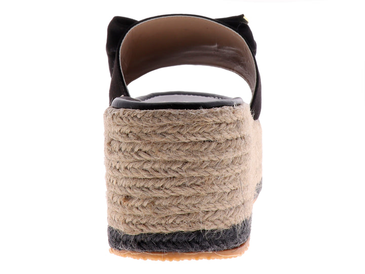 Sandalia de plataforma negra con moño decorativo y suela de yute tejido en color beige.