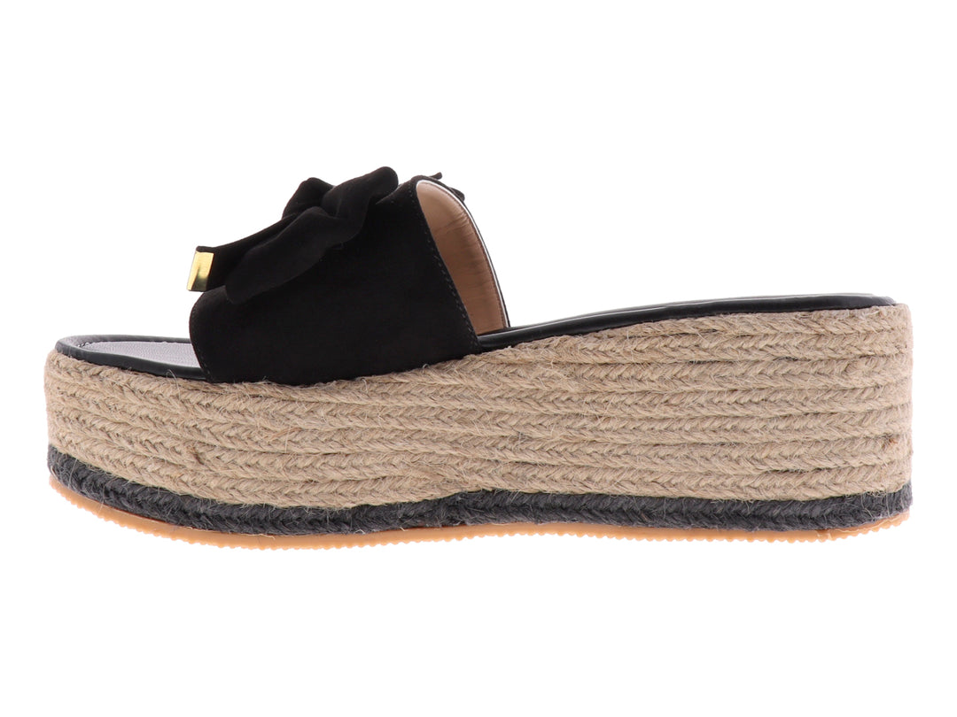 Sandalia de plataforma negra con moño decorativo y suela de yute tejido en color beige.