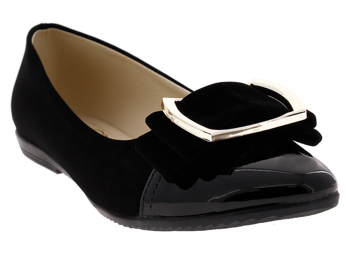 Zapato plano negro para mujer con moño y hebilla dorada, con acabados mate y brillante.