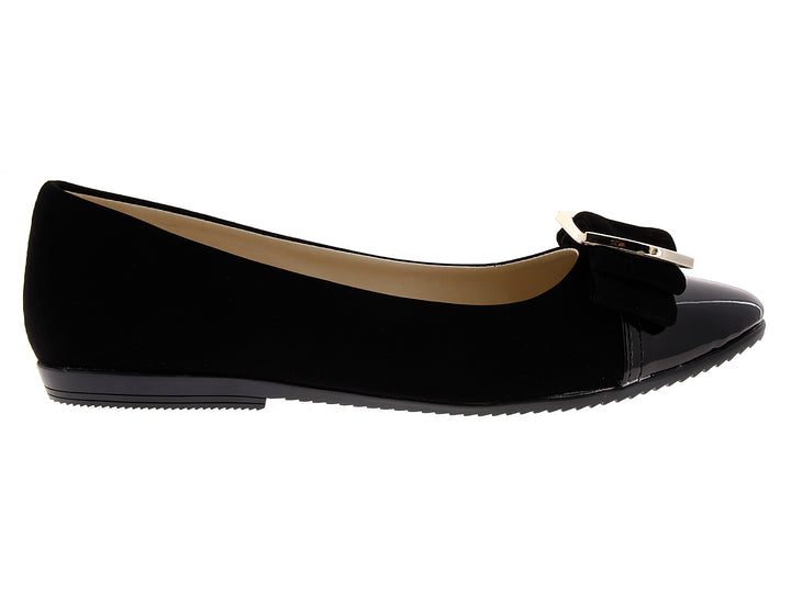 Zapato plano negro para mujer con moño y hebilla dorada, con acabados mate y brillante.