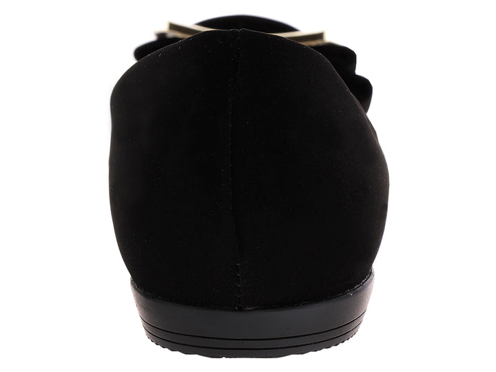 Zapato plano negro para mujer con moño y hebilla dorada, con acabados mate y brillante.