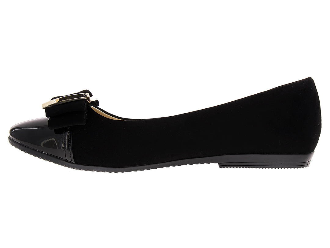 Zapato plano negro para mujer con moño y hebilla dorada, con acabados mate y brillante.