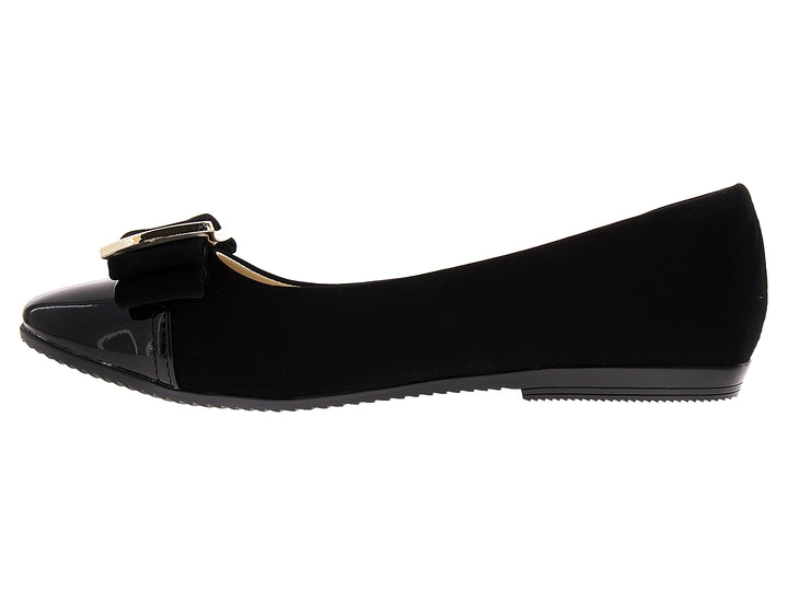 Zapato plano negro para mujer con moño y hebilla dorada, con acabados mate y brillante.