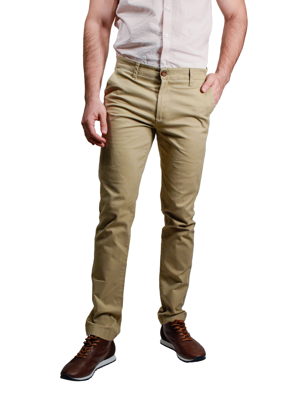 Hombre vistiendo un pantalón color khaki de corte recto y estilo casual.