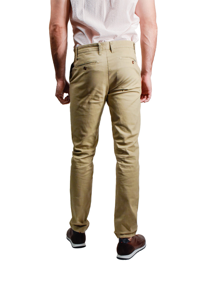Hombre vistiendo un pantalón color khaki de corte recto y estilo casual.