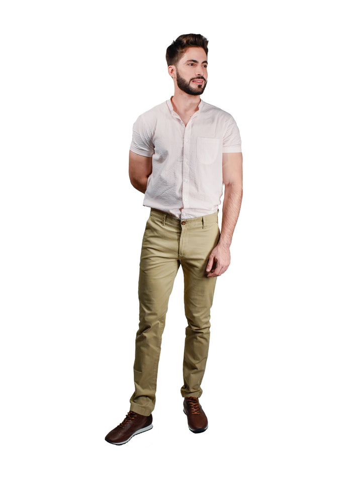 Hombre vistiendo un pantalón color khaki de corte recto y estilo casual.