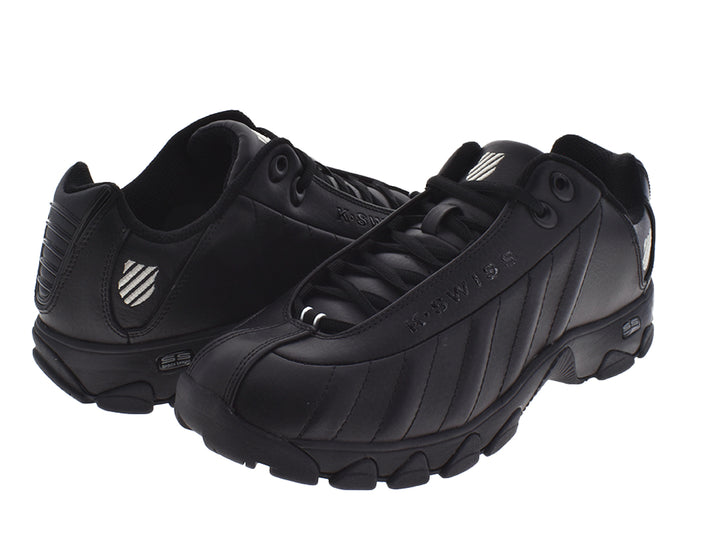 Par de tenis deportivos K-Swiss en color negro sólido con suela gruesa y detalles texturizados.