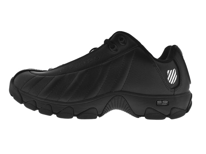 Par de tenis deportivos K-Swiss en color negro sólido con suela gruesa y detalles texturizados.