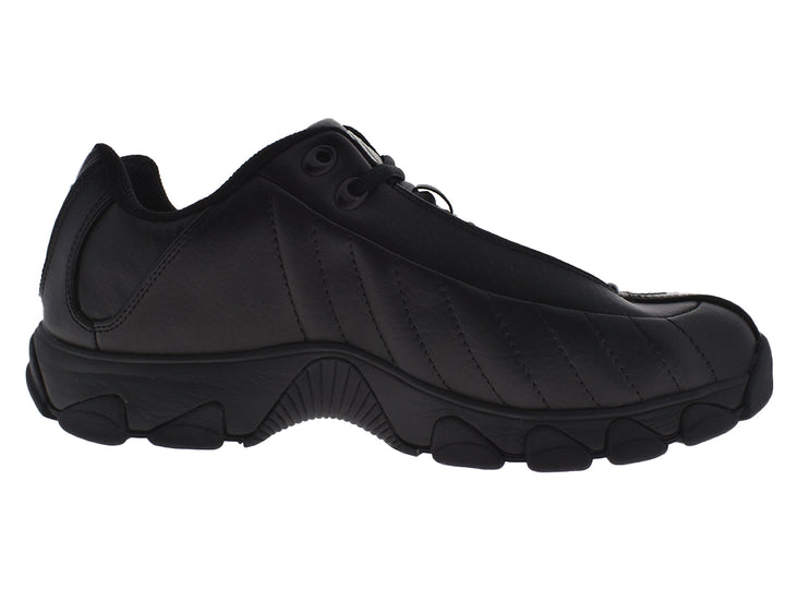 Par de tenis deportivos K-Swiss en color negro sólido con suela gruesa y detalles texturizados.