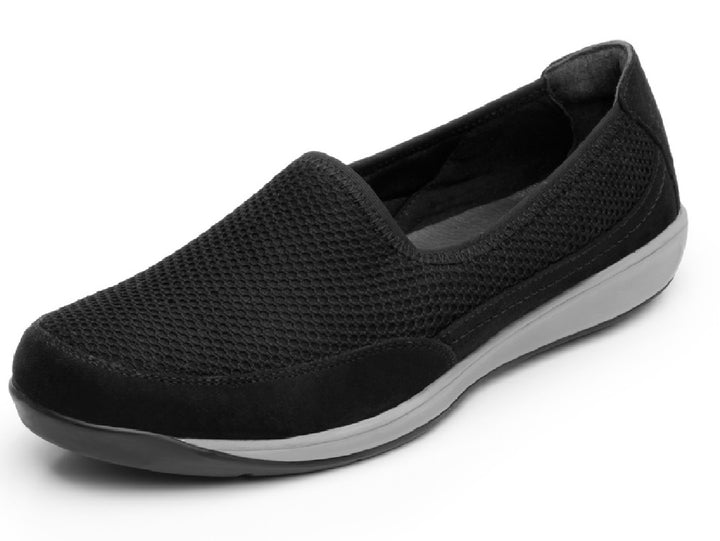 Zapato plano Flexi Gaby para mujer en color negro con tejido de malla y suela gris.