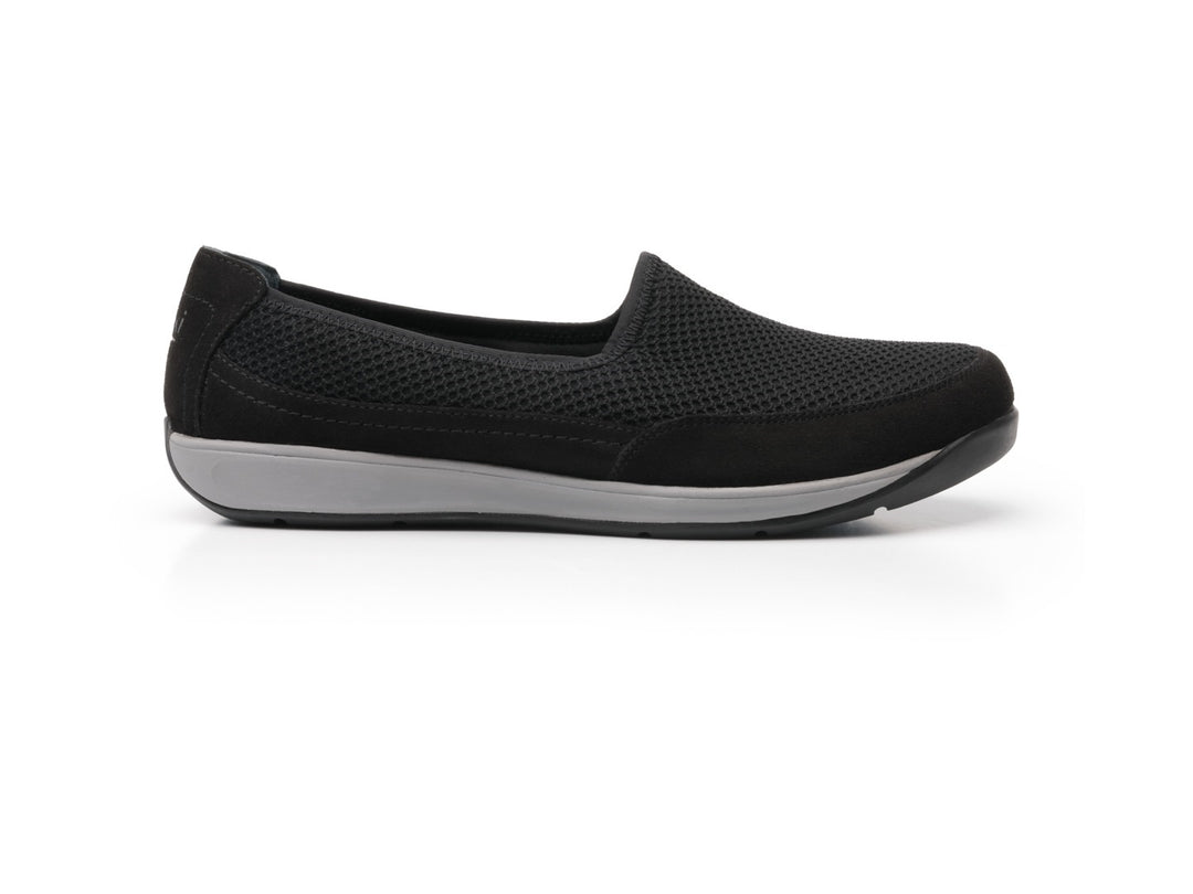 Zapato plano Flexi Gaby para mujer en color negro con tejido de malla y suela gris.