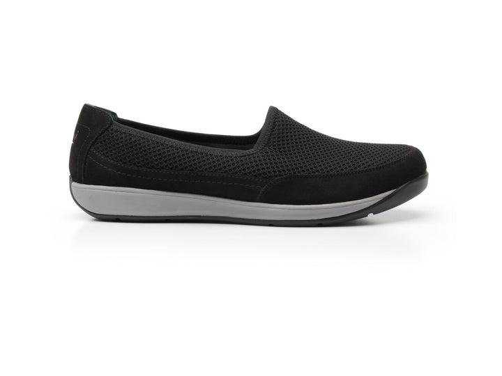 Zapato plano Flexi Gaby para mujer en color negro con tejido de malla y suela gris.