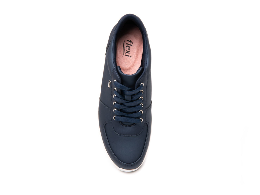 Tenis Flexi Alanis para mujer en color azul marino con suela blanca y agujetas coordinadas.