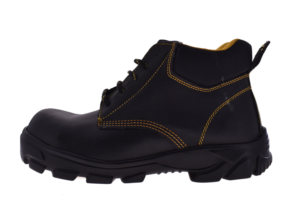 Botas industriales LICA color negro con detalles en amarillo y suela gruesa para hombre.