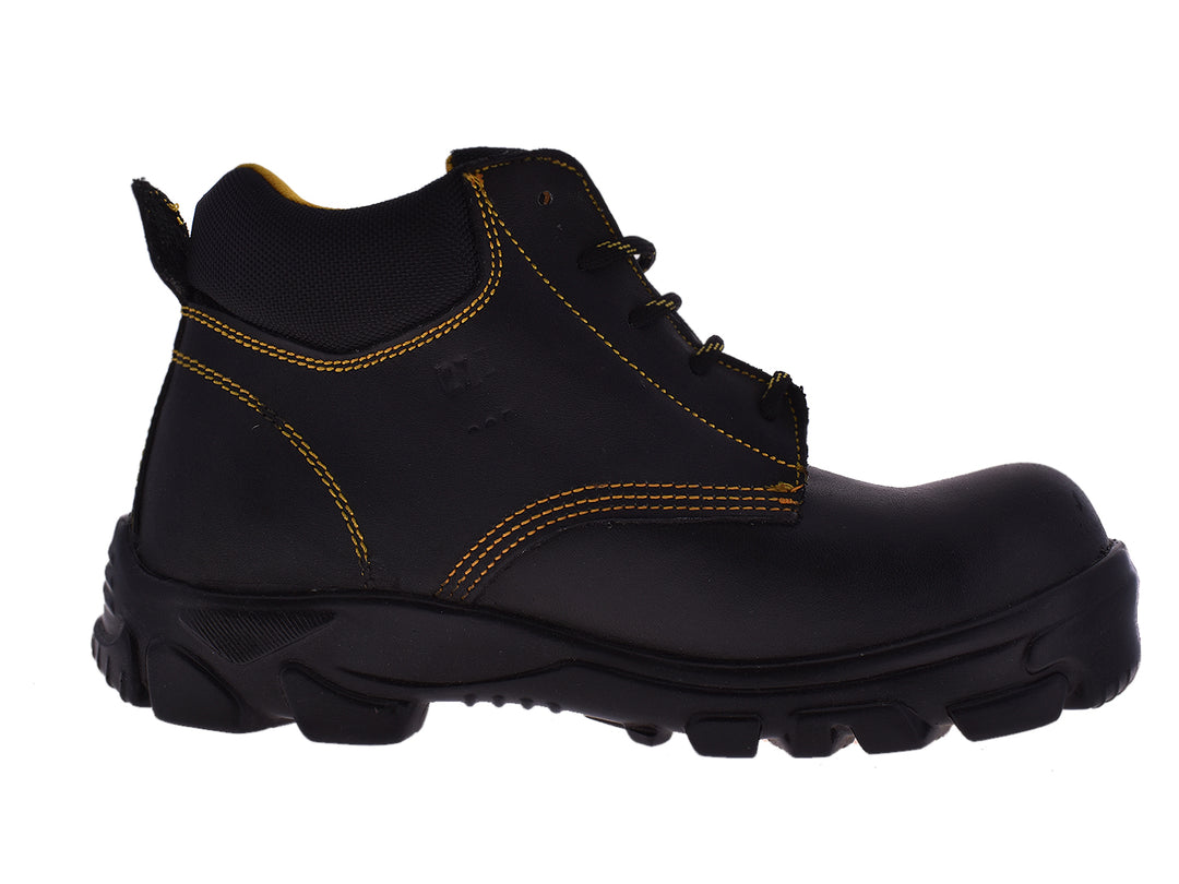 Botas industriales LICA color negro con detalles en amarillo y suela gruesa para hombre.