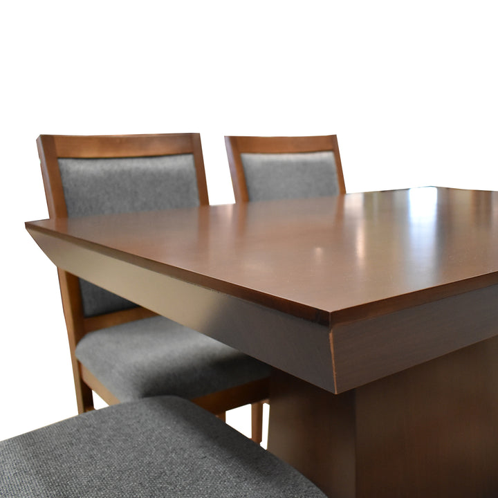 Conjunto de comedor con mesa cuadrada, cuatro sillas y una banca en tonos blanco y gris.