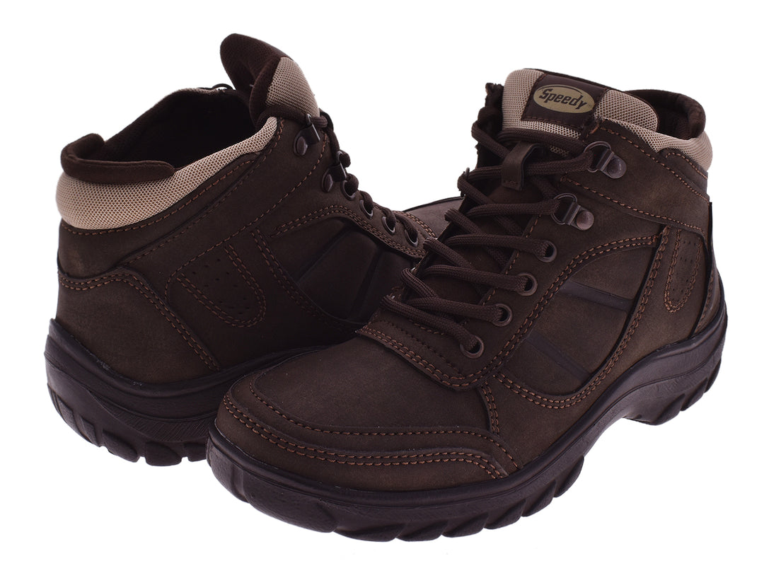 Par de botas color café para hombre con cordones y suela robusta.