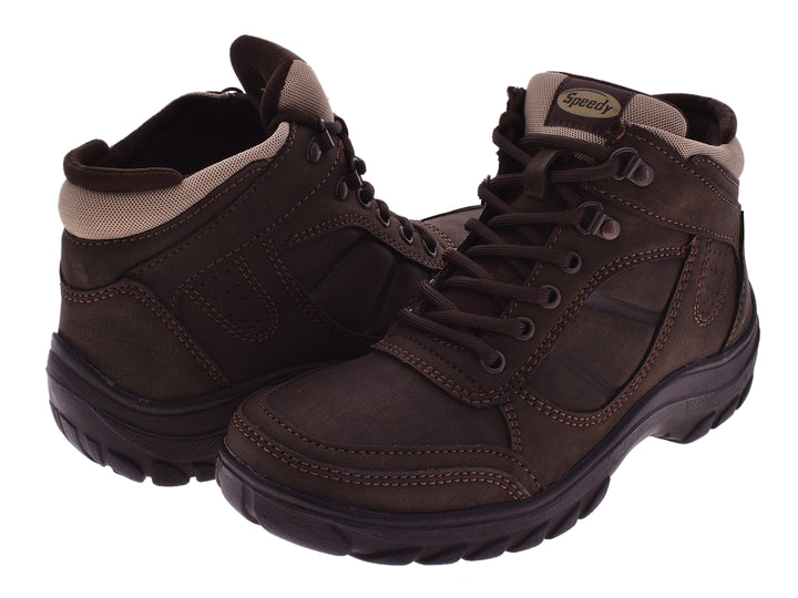 Par de botas color café para hombre con cordones y suela robusta.