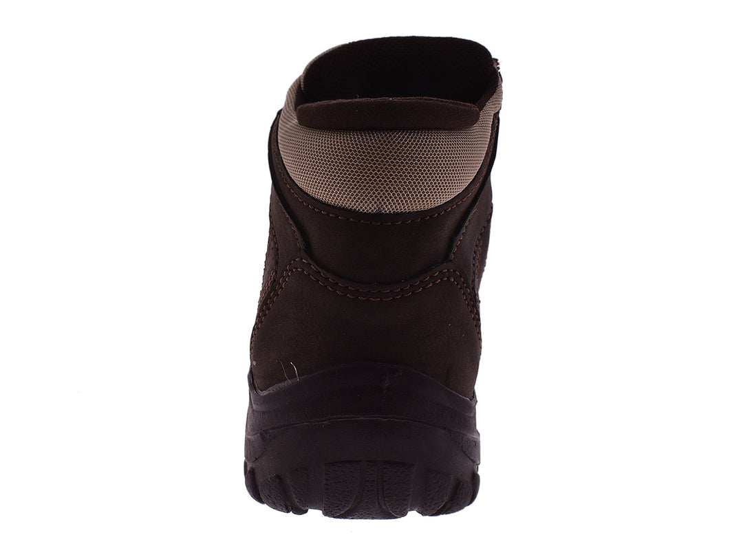 Par de botas color café para hombre con cordones y suela robusta.