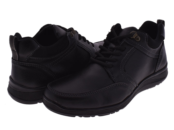 Par de botas negras para hombre marca Romanos con agujetas y suela negra.