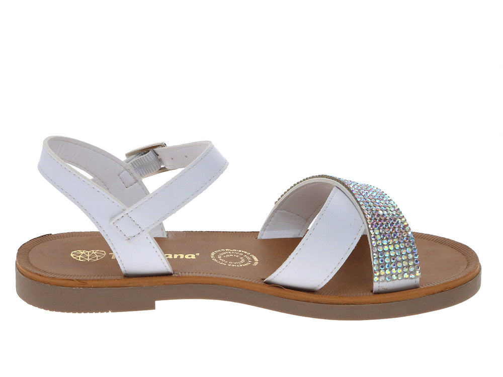 Sandalia blanca para mujer con tiras cruzadas decoradas con brillantes y suela color marrón.