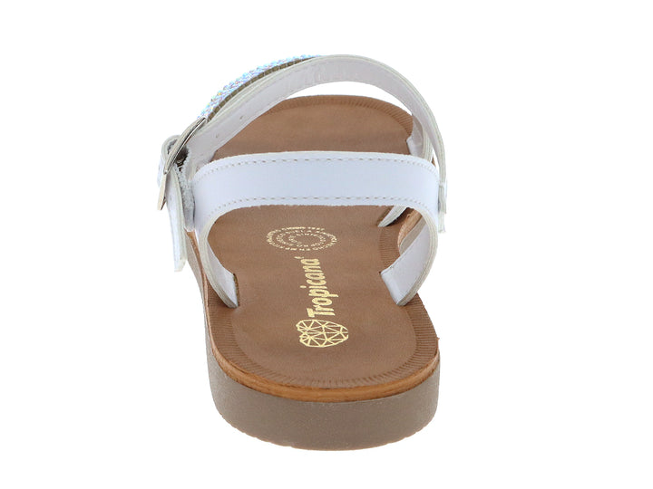 Sandalia blanca para mujer con tiras cruzadas decoradas con brillantes y suela color marrón.