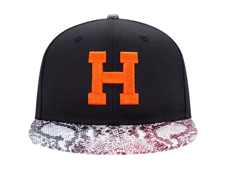 Gorra negra New Era con visera de estampado de piel de serpiente y letra H naranja en el frente.