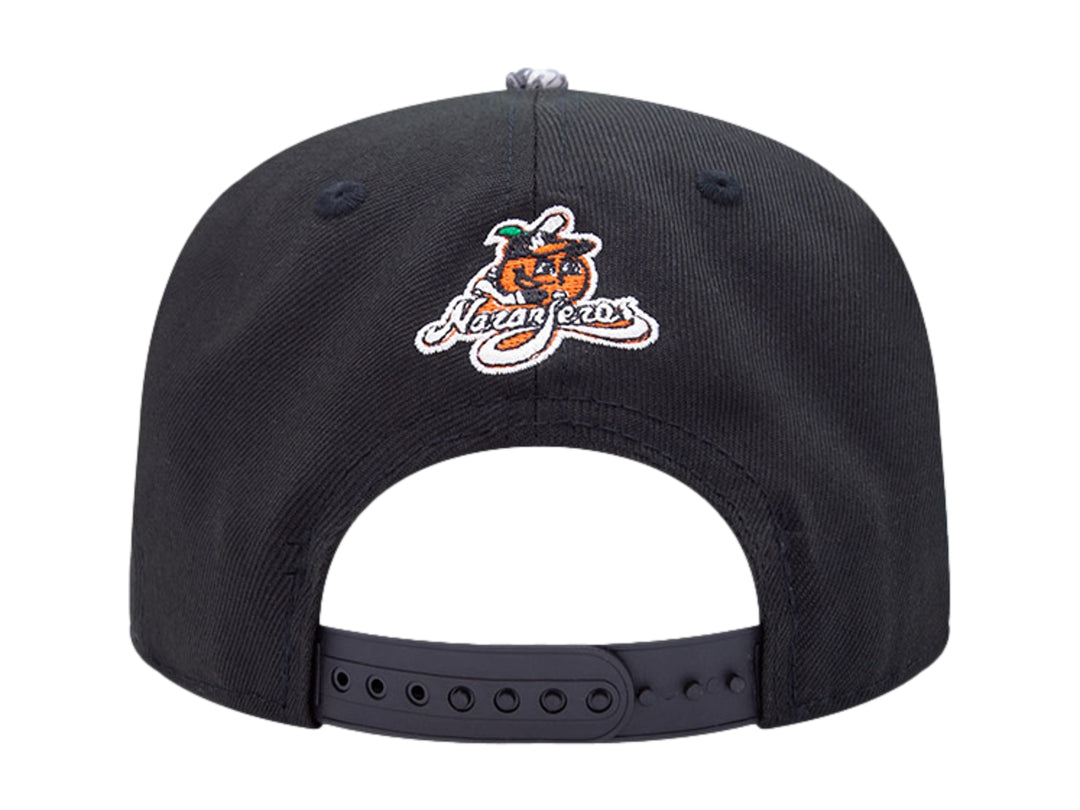 Gorra negra New Era con visera de estampado de piel de serpiente y letra H naranja en el frente.