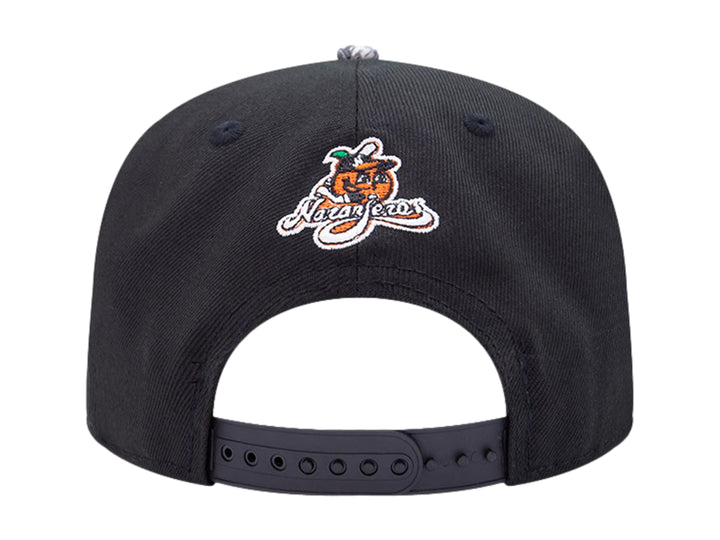 Gorra negra New Era con visera de estampado de piel de serpiente y letra H naranja en el frente.