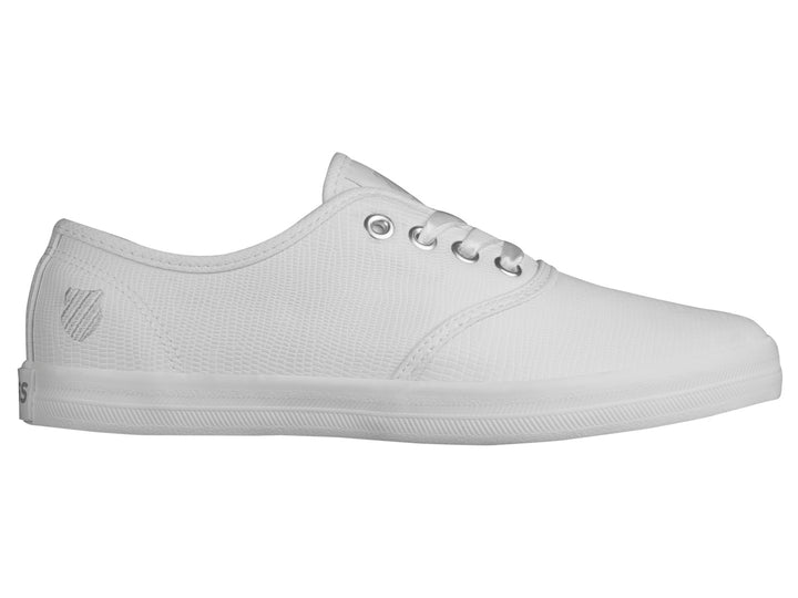 Tenis K-Swiss modelo Beverly Dine en color blanco total, de tela con cordones y suela plana.