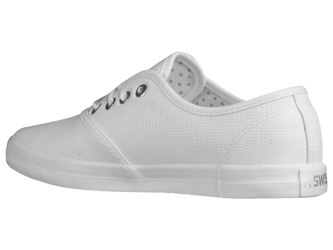 Tenis K-Swiss modelo Beverly Dine en color blanco total, de tela con cordones y suela plana.