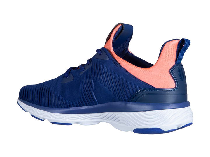Tenis deportivos K-Swiss Kore para mujer en color azul marino con detalles coral y suela blanca.