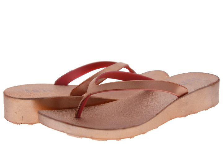 Par de sandalias de dedo color oro rosado para mujer con plataforma ligera.