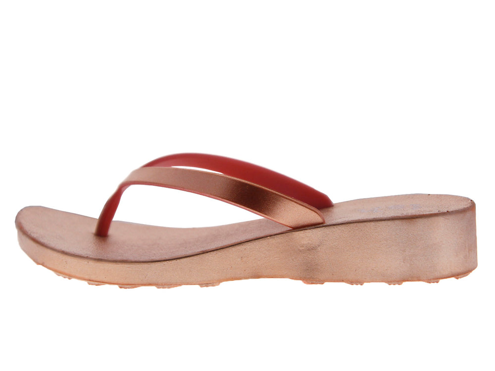 Par de sandalias de dedo color oro rosado para mujer con plataforma ligera.
