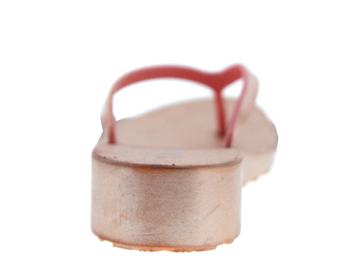 Par de sandalias de dedo color oro rosado para mujer con plataforma ligera.