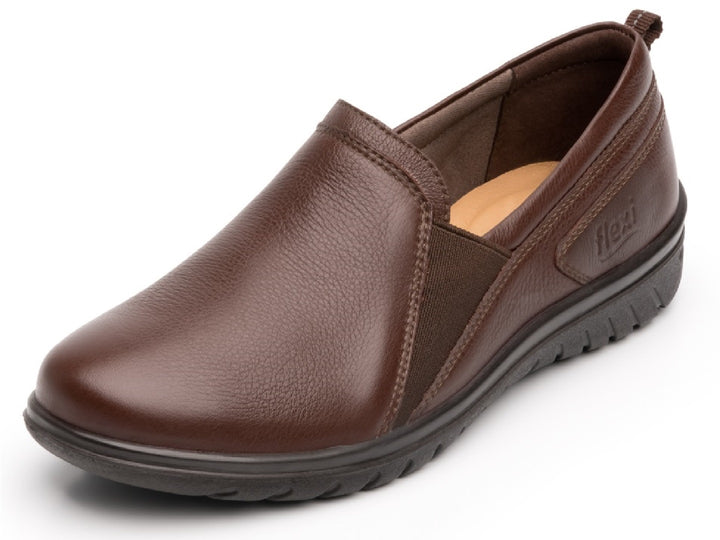 Zapato plano Flexi Jane para mujer en color marrón Oporto con suela negra.
