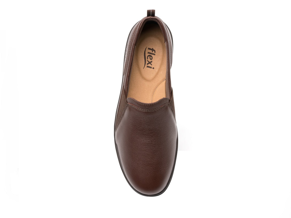 Zapato plano Flexi Jane para mujer en color marrón Oporto con suela negra.