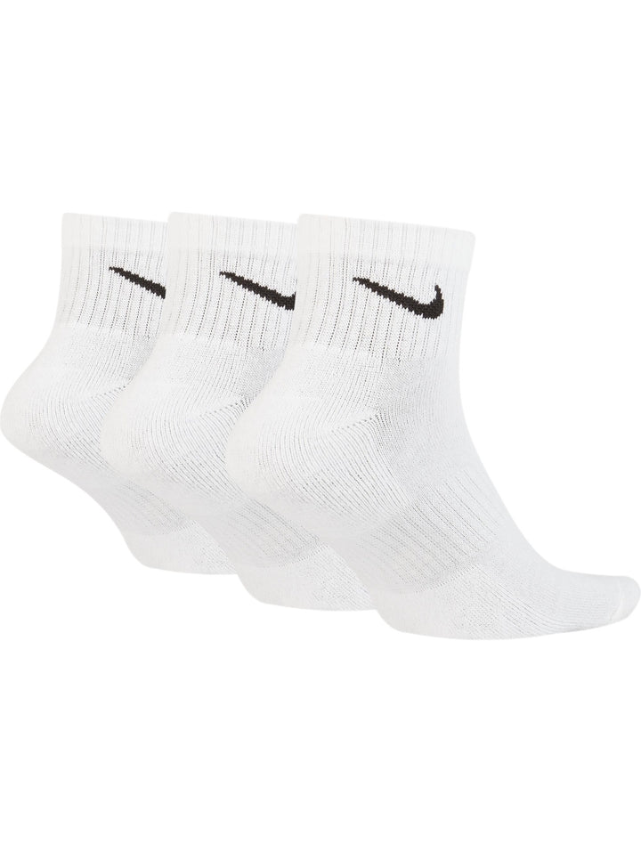 Calcetines cortos Nike color blanco con logotipo negro, mostrados en par y en pack de tres.