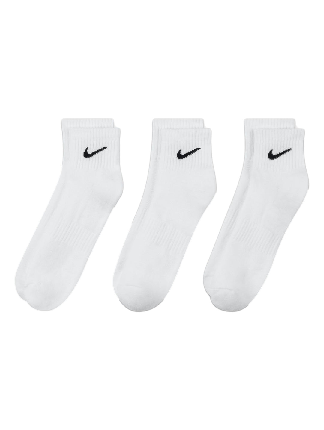 Calcetines cortos Nike color blanco con logotipo negro, mostrados en par y en pack de tres.