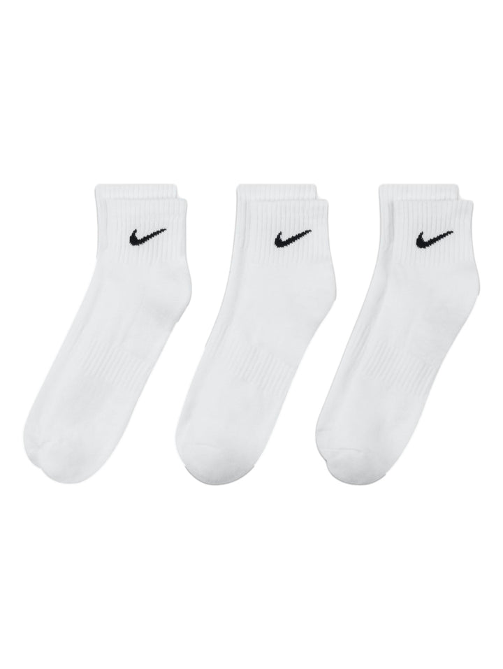 Calcetines cortos Nike color blanco con logotipo negro, mostrados en par y en pack de tres.