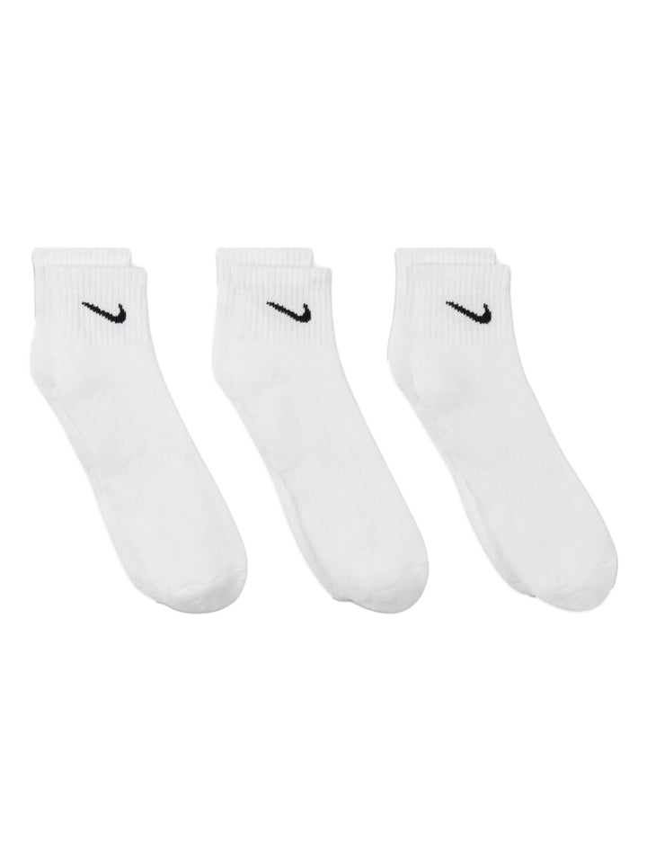 Calcetines cortos Nike color blanco con logotipo negro, mostrados en par y en pack de tres.