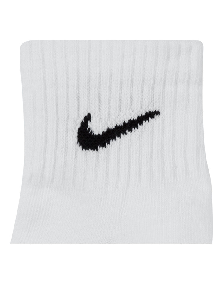 Calcetines cortos Nike color blanco con logotipo negro, mostrados en par y en pack de tres.