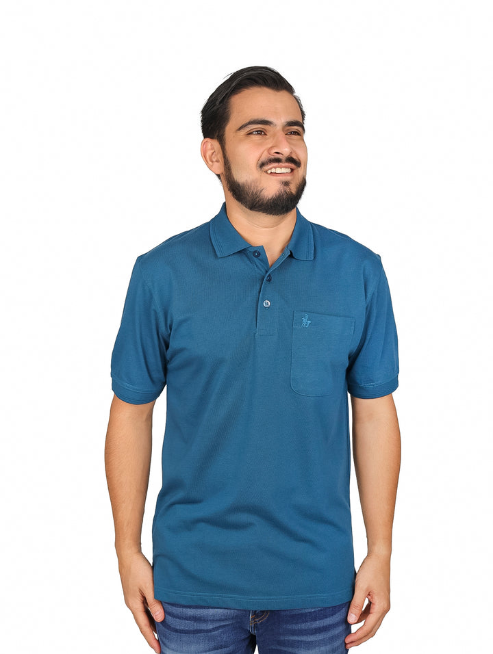 Hombre vistiendo playera polo lisa color teal de manga corta con bolsillo en el pecho.