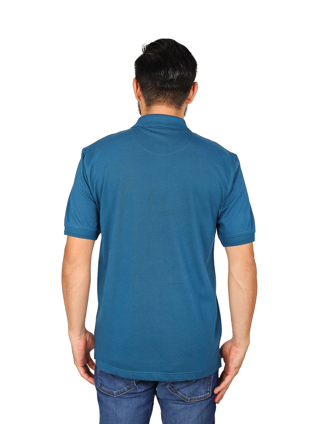 Hombre vistiendo playera polo lisa color teal de manga corta con bolsillo en el pecho.