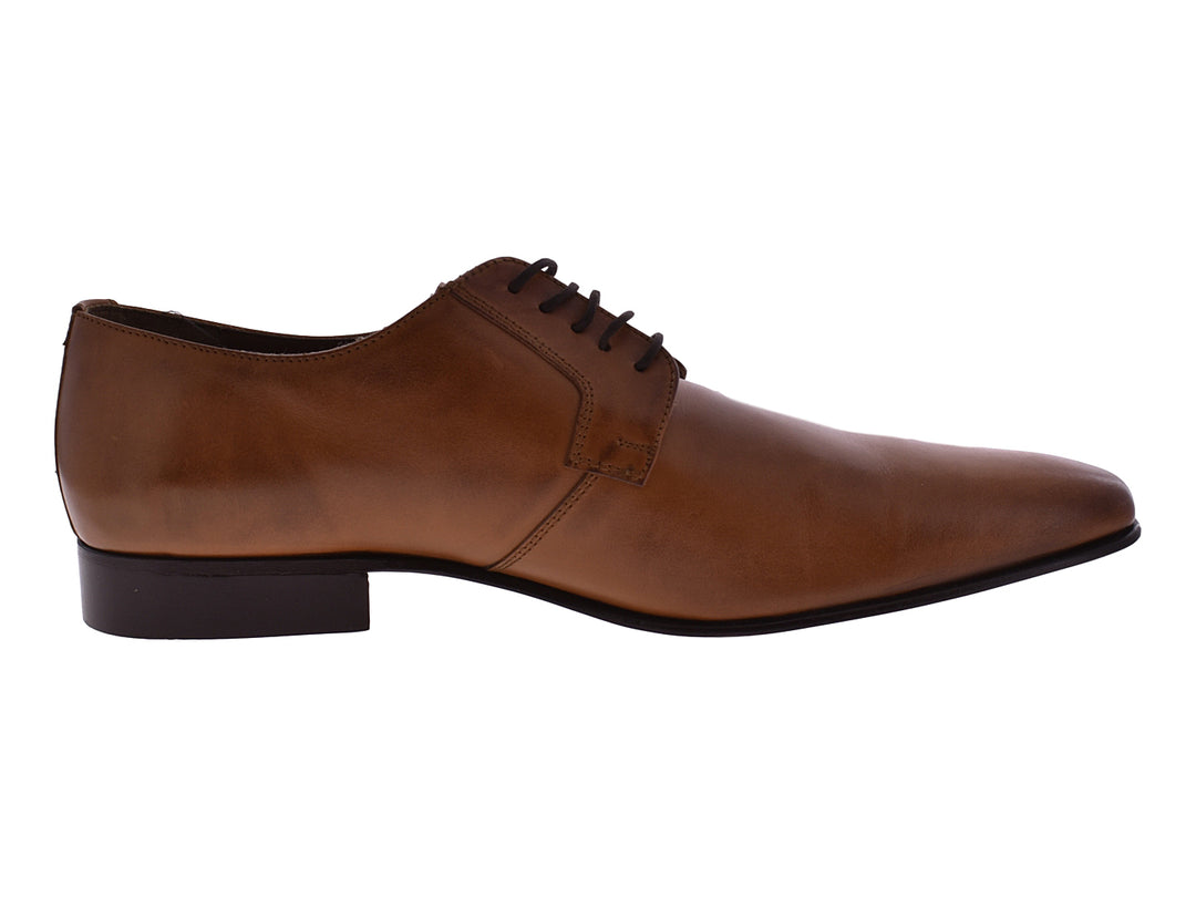 Zapato formal de cuero color naranja con cordones y suela marrón oscuro.