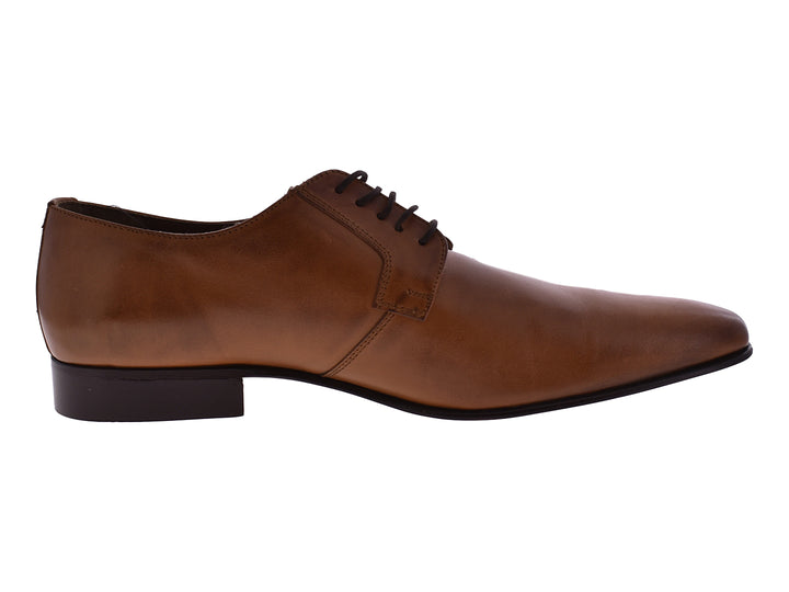 Zapato formal de cuero color naranja con cordones y suela marrón oscuro.