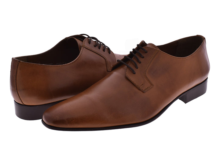 Zapato formal de cuero color naranja con cordones y suela marrón oscuro.