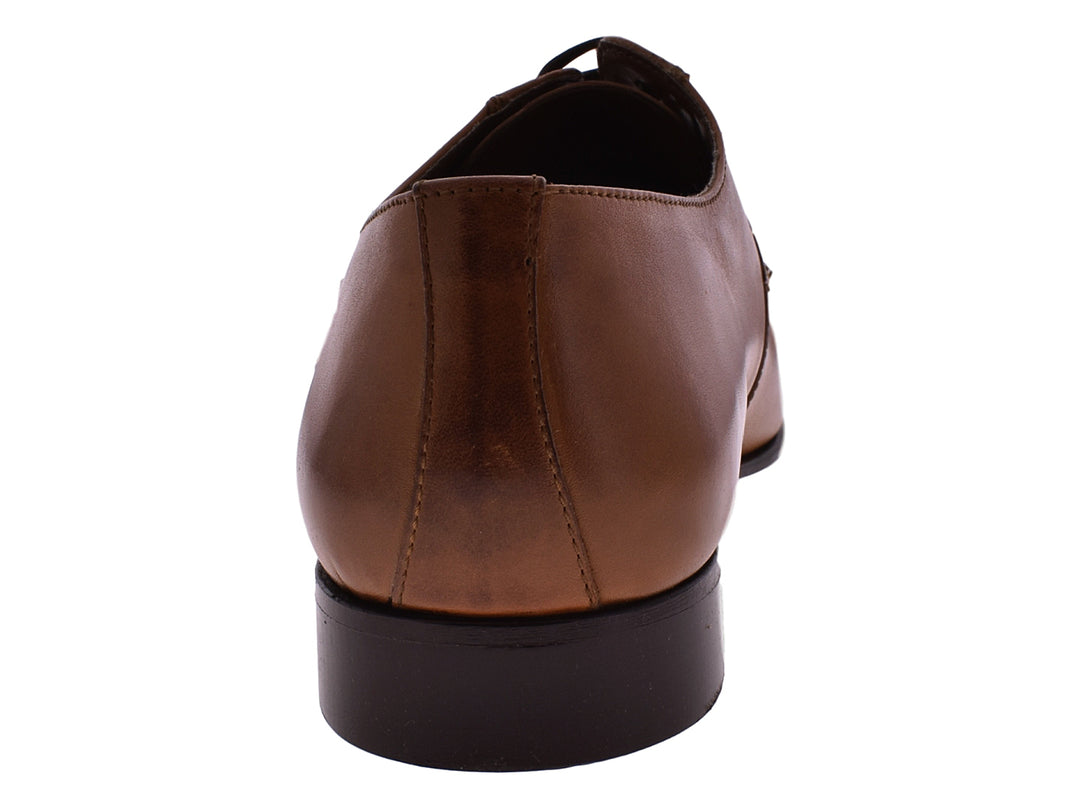 Zapato formal de cuero color naranja con cordones y suela marrón oscuro.