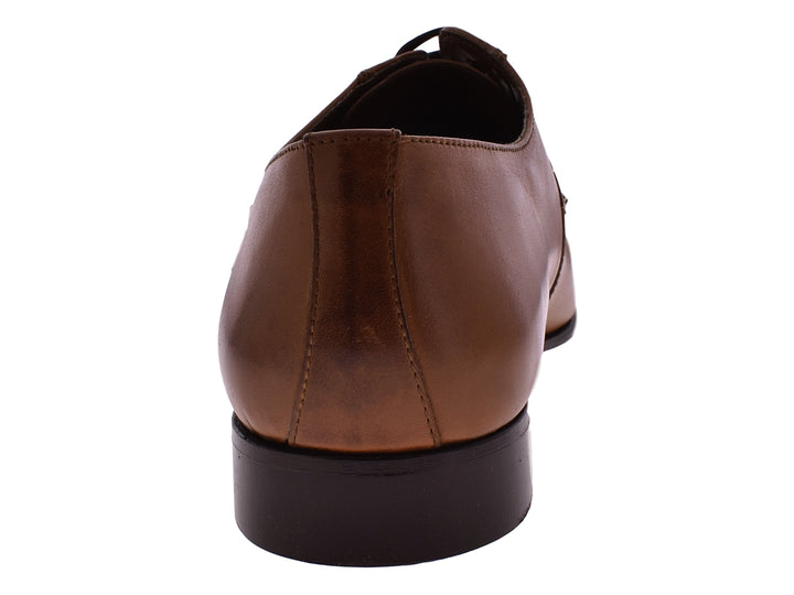Zapato formal de cuero color naranja con cordones y suela marrón oscuro.
